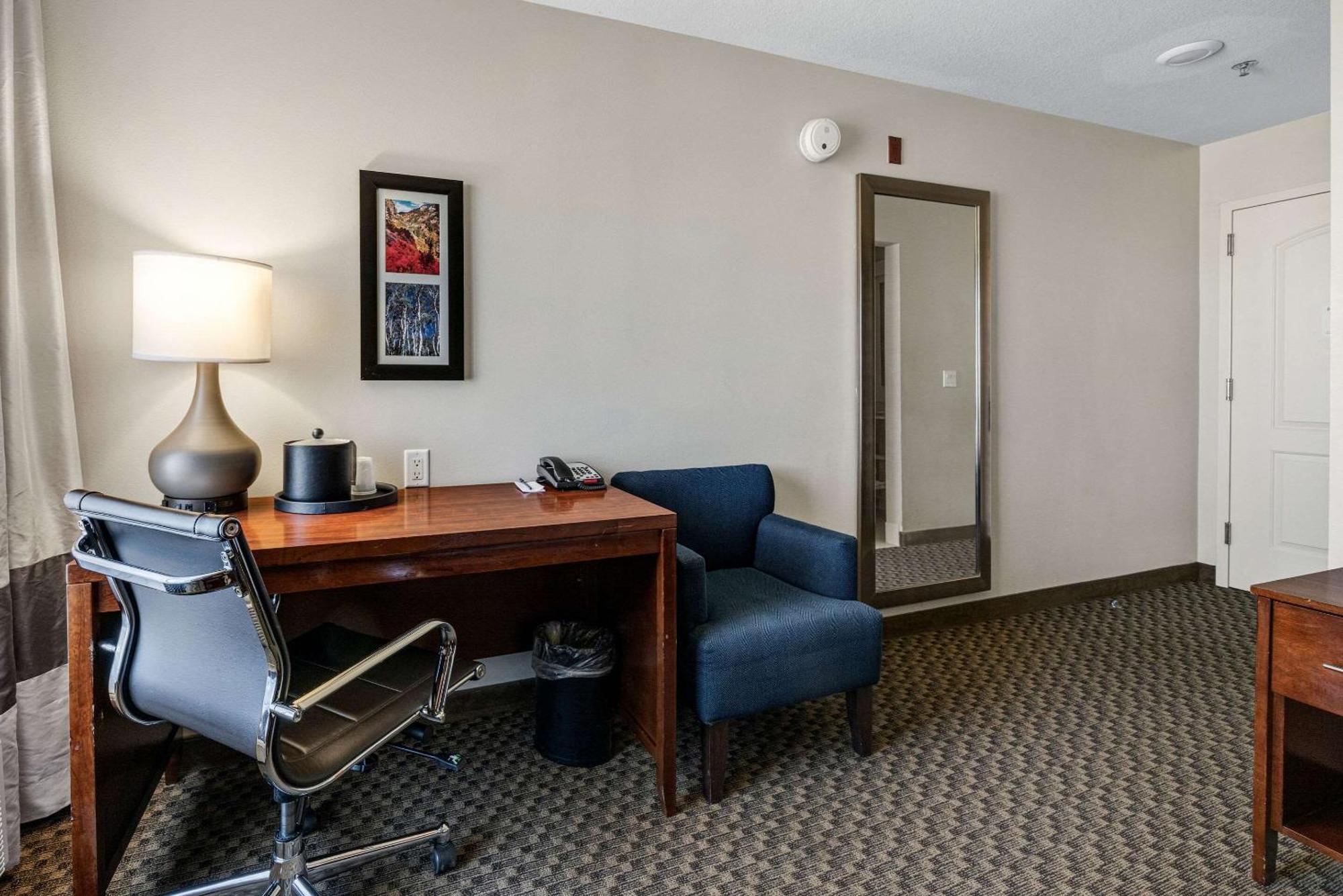 Comfort Inn & Suites Logan Near University Zewnętrze zdjęcie